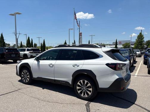 Crystal White Pearl 2023 Subaru Outback Touring