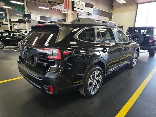 Crystal Black Silica 2022 Subaru Outback Limited XT