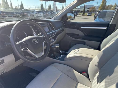 2019 Toyota Highlander LE
