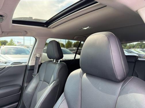 Crystal White Pearl 2022 Subaru Outback Limited XT