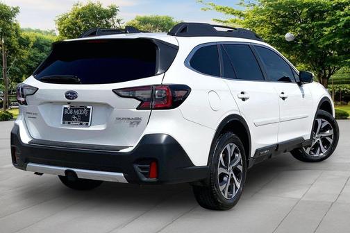 Crystal White Pearl 2022 Subaru Outback Limited XT