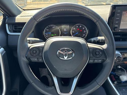 2022 Toyota RAV4 Hybrid SE