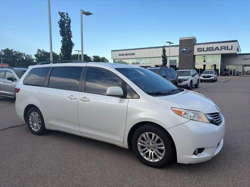 Super White 2015 Toyota Sienna XLE Premium