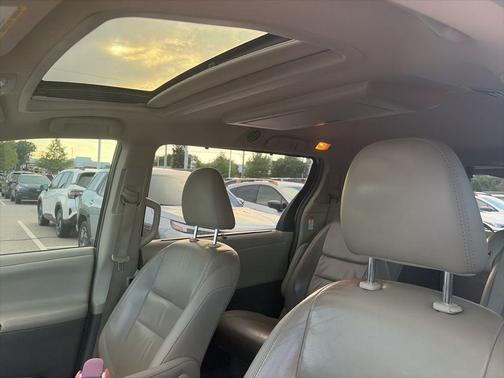 Super White 2015 Toyota Sienna XLE Premium