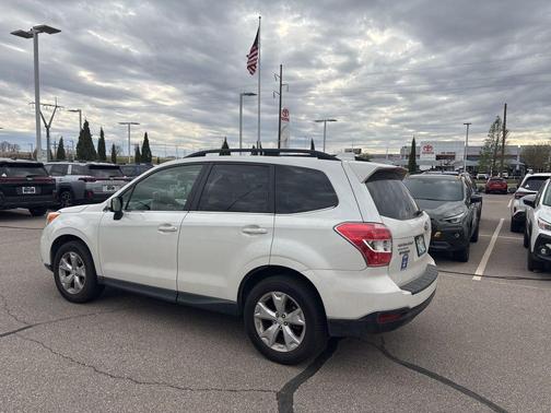 Crystal White Pearl 2016 Subaru Forester 2.5i Limited