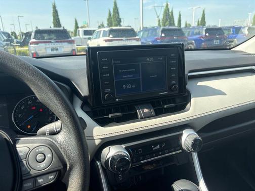 Blizzard Pearl 2022 Toyota RAV4 Hybrid XLE