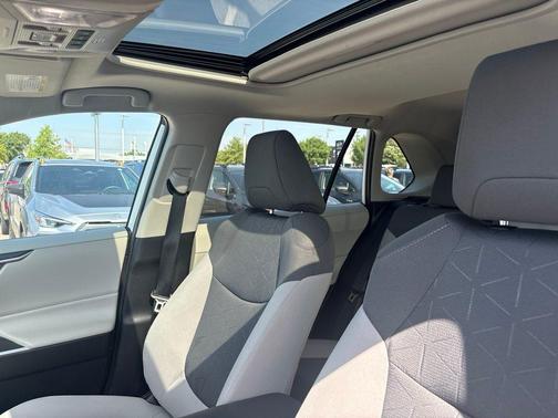 Blizzard Pearl 2022 Toyota RAV4 Hybrid XLE