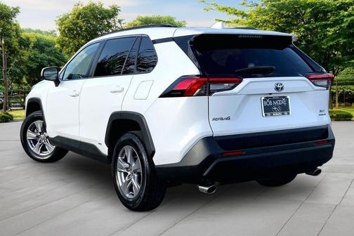 Blizzard Pearl 2022 Toyota RAV4 Hybrid XLE