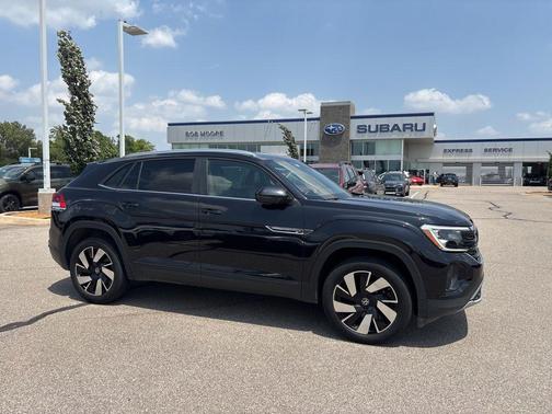 Deep Black Pearl Effect 2024 Volkswagen Atlas Cross Sport 2.0T SE w/Technology