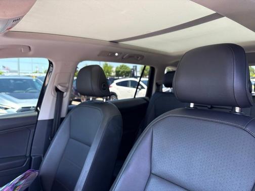 Deep Black Pearl Effect 2019 Volkswagen Tiguan 2.0T SEL