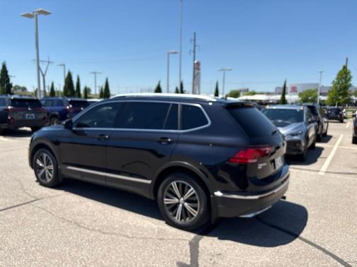 Deep Black Pearl Effect 2019 Volkswagen Tiguan 2.0T SEL