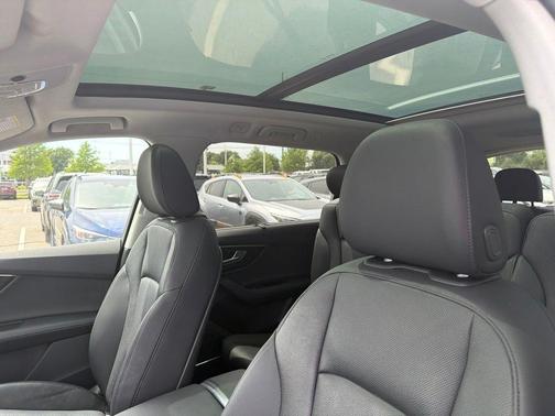 Mythos Black Metallic 2023 Audi Q7 55 Premium Plus