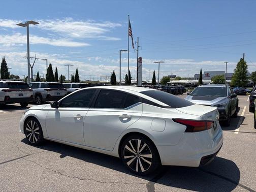 Glacier White 2019 Nissan Altima 2.5 SR