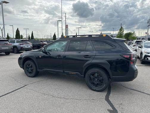 Crystal Black Silica 2023 Subaru Outback Wilderness