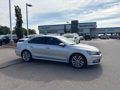 Reflex Silver Metallic 2018 Volkswagen Passat 2.0T SE w/ Technology