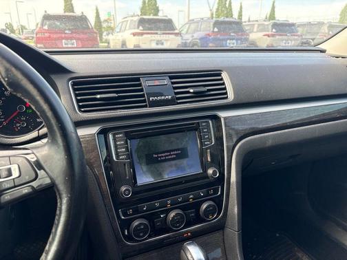 Reflex Silver Metallic 2018 Volkswagen Passat 2.0T SE w/ Technology