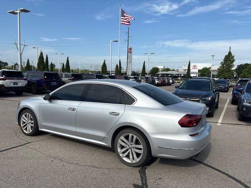 Reflex Silver Metallic 2018 Volkswagen Passat 2.0T SE w/ Technology