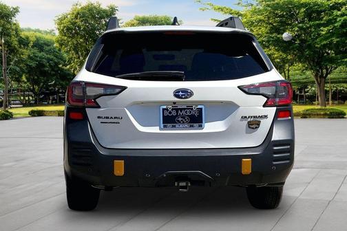 Crystal White Pearl 2022 Subaru Outback Wilderness