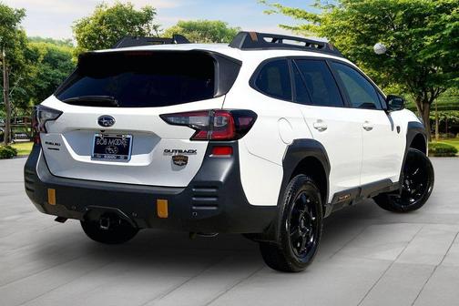 Crystal White Pearl 2022 Subaru Outback Wilderness