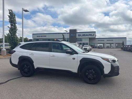 Crystal White Pearl 2022 Subaru Outback Wilderness