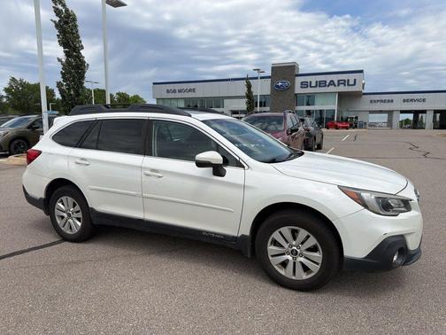 Crystal White Pearl 2018 Subaru Outback 2.5i Premium