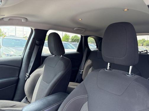 Bright White Clearcoat 2019 Jeep Cherokee Latitude