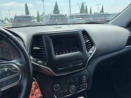 Bright White Clearcoat 2019 Jeep Cherokee Latitude