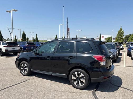Crystal Black Silica 2018 Subaru Forester 2.5i Premium