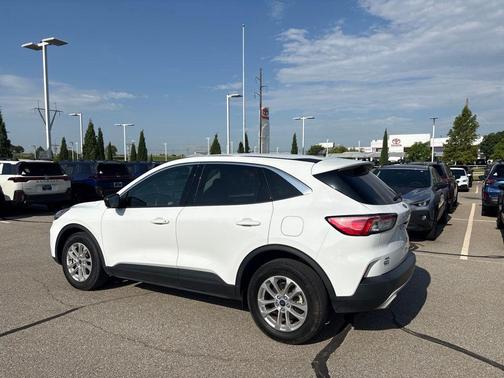 Oxford White 2022 Ford Escape SE