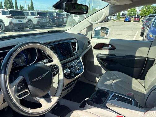 Bright White Clearcoat 2019 Chrysler Pacifica Limited