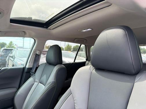 Crystal White Pearl 2025 Subaru Outback Onyx Edition XT