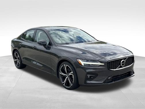 Platinum Gray Metallic 2023 Volvo S60 B5 Plus Dark Theme