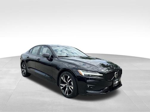 2024 Volvo S60 B5 Core Dark Theme