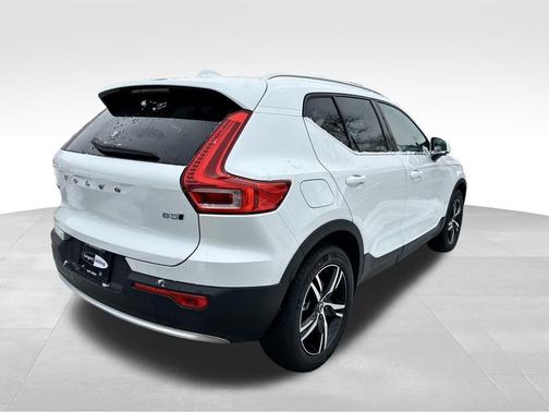 2025 Volvo XC40 B5 Core Bright Theme