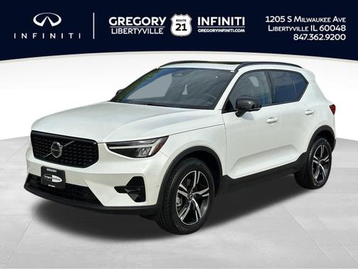 Crystal White Metallic 2023 Volvo XC40 B5 Plus Dark Theme