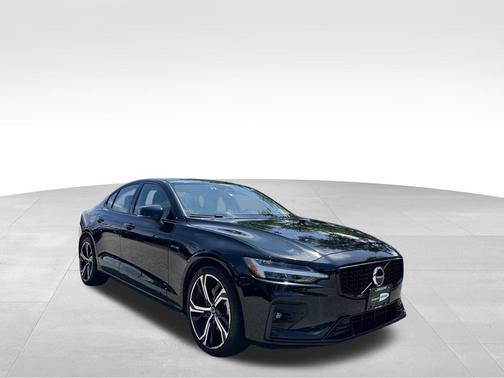 2024 Volvo S60 B5 Core Dark Theme
