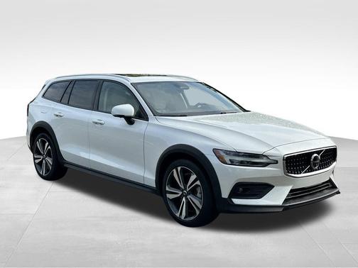 Crystal White Pearl 2025 Volvo V60 Cross Country B5 Plus