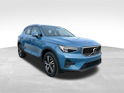 2025 Volvo XC40 B5 Core Bright Theme