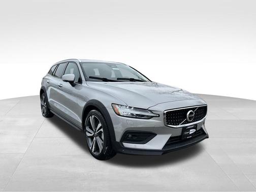2025 Volvo V60 Cross Country B5 Plus