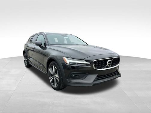 2025 Volvo V60 Cross Country B5 Plus