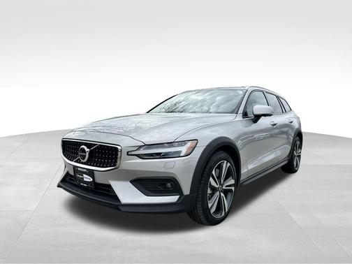 2025 Volvo V60 Cross Country B5 Plus