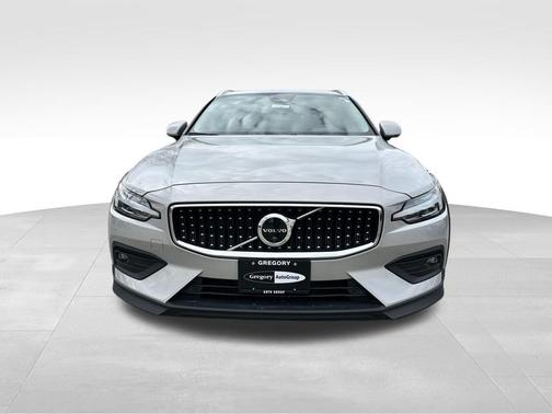 2025 Volvo V60 Cross Country B5 Plus