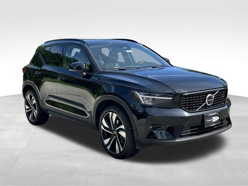 Onyx Black Metallic 2025 Volvo XC40 B5 Plus Dark Theme