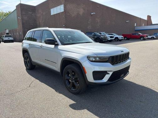 Silver Zynith 2024 Jeep Grand Cherokee Altitude