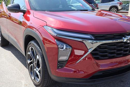 Crimson Metallic 2025 Chevrolet Trax FWD 2RS