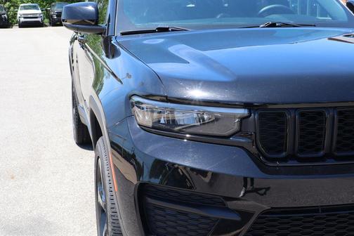 Diamond Black Crystal Pearlcoat 2024 Jeep Grand Cherokee Altitude