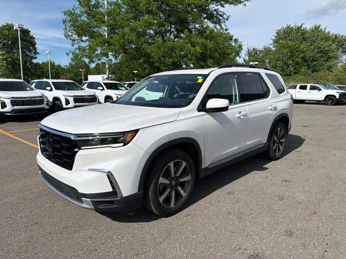 Platinum White Pearl 2023 Honda Pilot Touring 8-Passenger