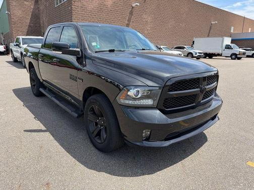 Brilliant Black Crystal Pearlcoat 2018 RAM 1500 Night Crew Cab 4x4 5'7' Box