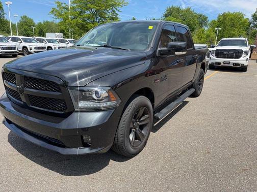 Brilliant Black Crystal Pearlcoat 2018 RAM 1500 Night Crew Cab 4x4 5'7' Box