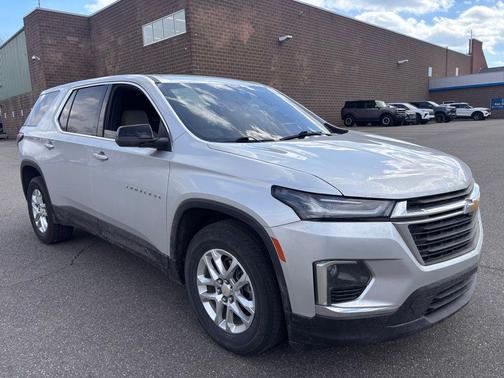 Silver Ice Metallic 2022 Chevrolet Traverse LS